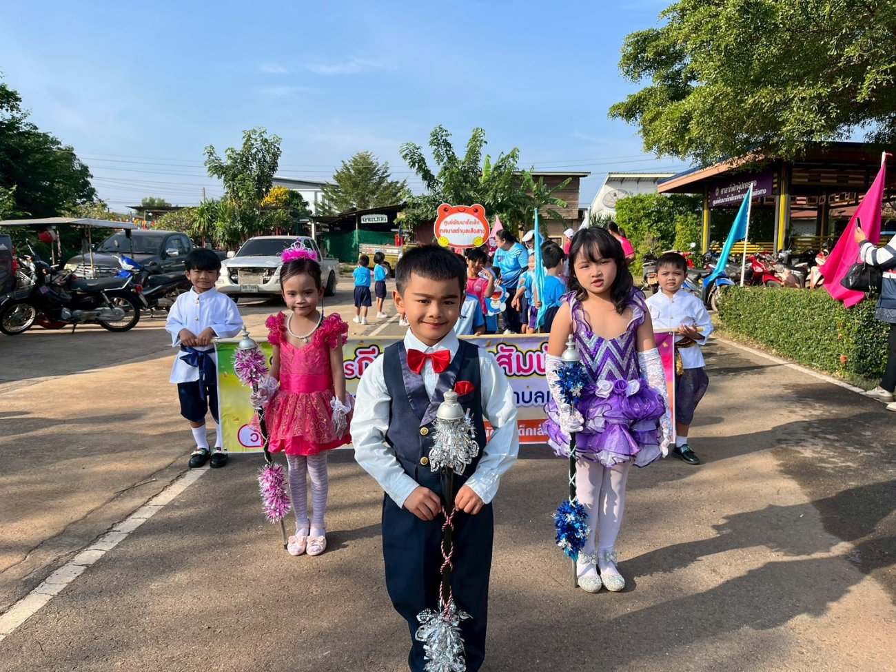 โครงการแข่งขันกีฬาสีสานสัมพันธ์ประจำปีการศึกษา 2568 โดยวันนี้ 9 ธันวาคม 2568  นายจุมพล คูประทุมศิริ รองนายกเทศมนตรีตำบลเสิงสาง เป็นประธานเปิดการแข่งขันกีฬาสีสานสัมพันธ์ ศูนย์พัฒนาเด็กเล็กเทศบาลตำบลเสิงสาง พร้อมด้วยคณะผู้บริหาร สมาชิกสภาเทศบาลตำบลเสิงสางร่วมเป็นเกียรติ การจัดการแข่งขันในครั้งนี้เพื่อให้นักเรียน ได้ทำกิจกรรมร่วมกัน มีกิจกรรมออกกำลังกายที่เหมาะสมกับวัย โดยการแข่งขันตักไข่ กรอกน้ำใส่ขวด จักรยานขาไถ เก้าอี้ดนตรี ชักเย่อ และโยนบอลใส่ตะกร้า และขอขอบคุณคณะกรรมการตัดสินกีฬาโดยเจ้าหน้าที่จากกองช่างมาตัดสินกีฬา ณ ศูนย์พัฒนาเด็กเล็กเทศบาลเทศบาลตำบลเสิงสาง