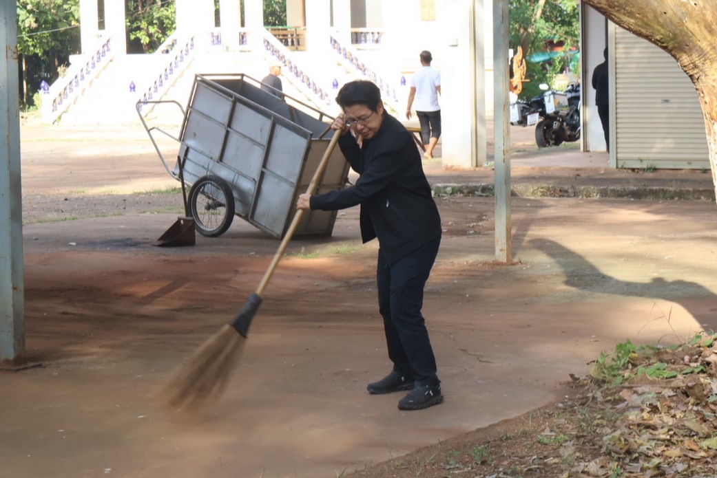 นางสาวสุวรรณ คูประทุมศิริ นายกเทศมนตรีตำบลเสิงสาง ร่วมต้อนรับ นายอนุพงศ์  สุขสมนิตย์ ผู้ว่าราชการจังหวัดนครราชสีมา ลงพื้นที่ตรวจเยี่ยมศูนย์พักพิงชั่วคราวผู้ประสบภัยจากการสู้รบ ไทย - กัมพูชา ณ อำเภอเสิงสาง และพบปะให้กำลังใจ ผู้ประสบภัยที่เข้ามาพักที่ศูนย์พักพิงฯ    8 ธันวาคม 2568