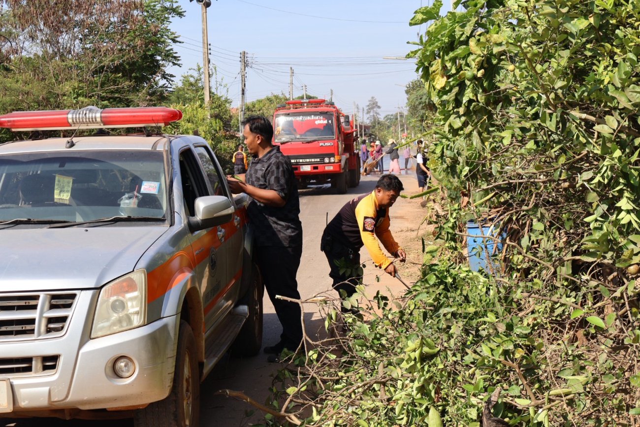 ทำความสะอาอถนนในชุมชน ตามโครงการถนนปลอดฝุ่น PM 2.5 ณ ชุมชนบ้านซับ ม.4