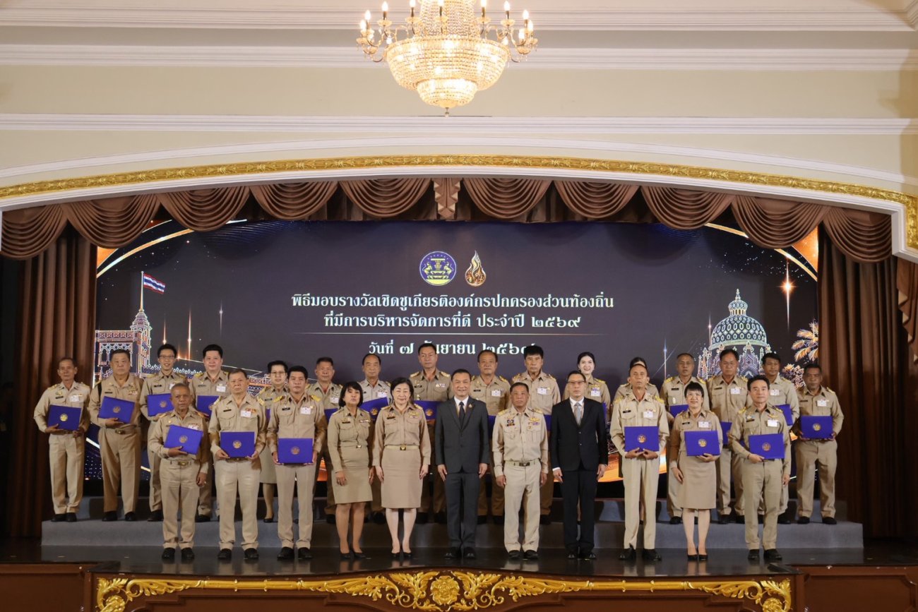 นางสาวสุวรรณ คูประทุมศิริ นายกเทศมนตรีตำบลเสิงสาง เข้ารับมอบใบประกาศ ในพิธีมอบรางวัลองค์กรปกครองส่วนท้องถิ่นที่มีการบริหารจัดการที่ดี ประจำปี 2569 จากท่าน อนุทิน  ชาญวีรกูล  นายกรัฐมนตรี  มอบหมาย  ท่านทรงศักดิ์ ทองศรี รองนายกรัฐมนตรี ณ ตึกสันติไมตรี ทำเนียบรัฐบาล กรุงเทพมหานคร 7 กันยายน 2569